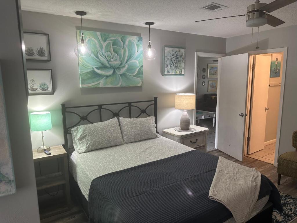 Destin-y 30A Beach Retreat Self Checkin - Huge Private Backyard Deck with Outdoor Shower
