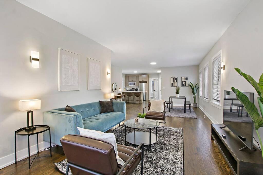 Charming & Spacious 2BR Apartment in Chicago - Hartrey 3S