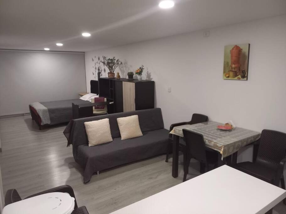 Apartaestudio en Paipa con vista al lago, montaña y pueblo