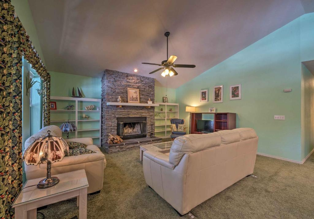 Pet-Friendly Cabin about 3 Mi to Ski Cloudcroft Mtn!