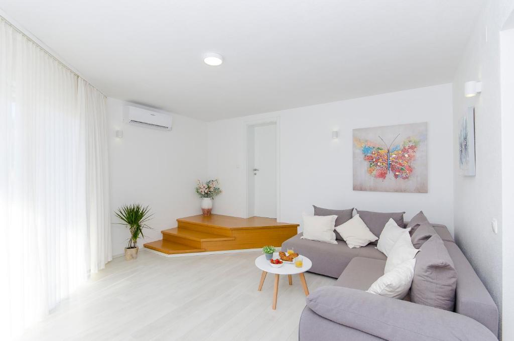Guest house LUCIJA with swimming pool