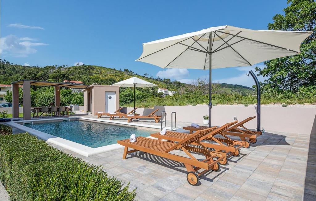 Nice Home In Tugare With Outdoor Swimming Pool, Wifi And 6 Bedrooms