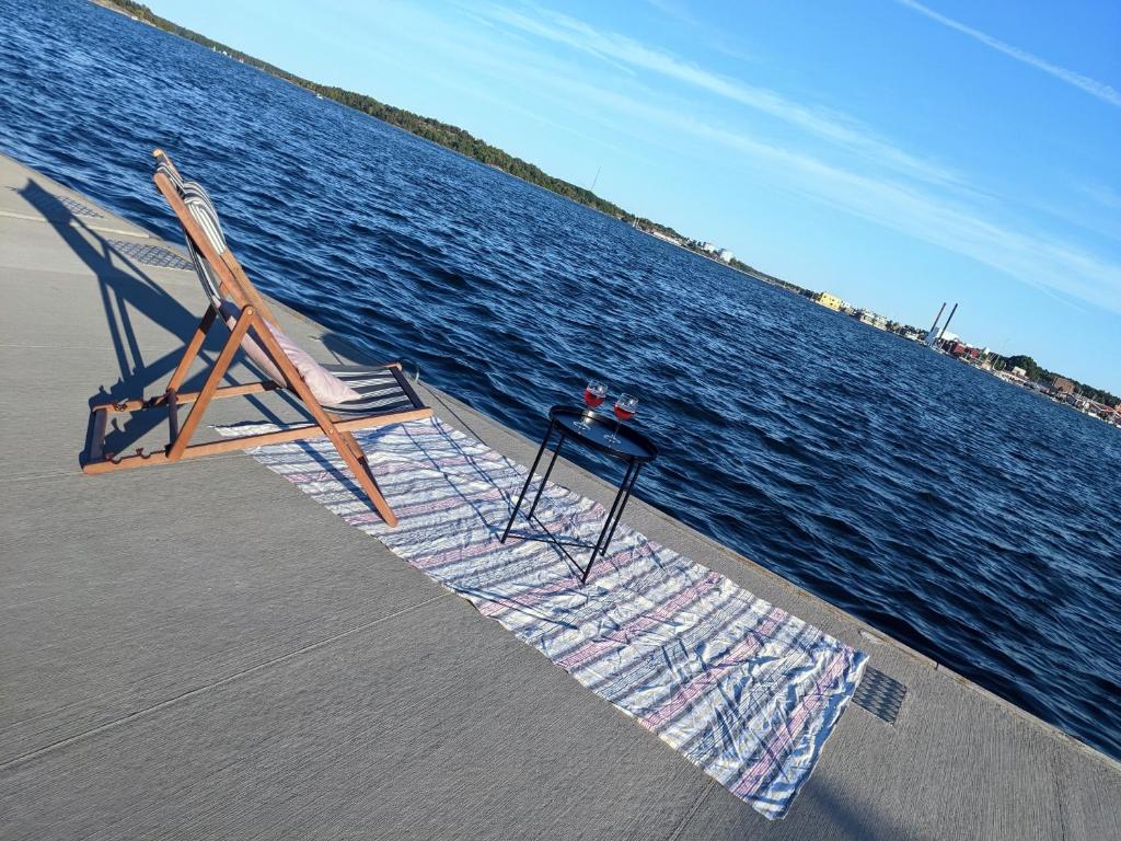 Schwimmendes Haus Svea auf dem Wasser in Västervik