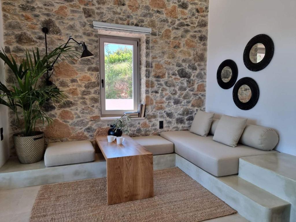 Stone build suite with private pool