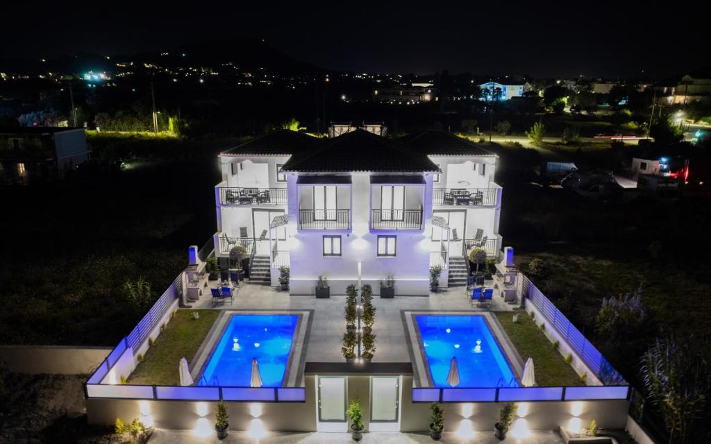 Eagle's Nest - Adjoining Villas!