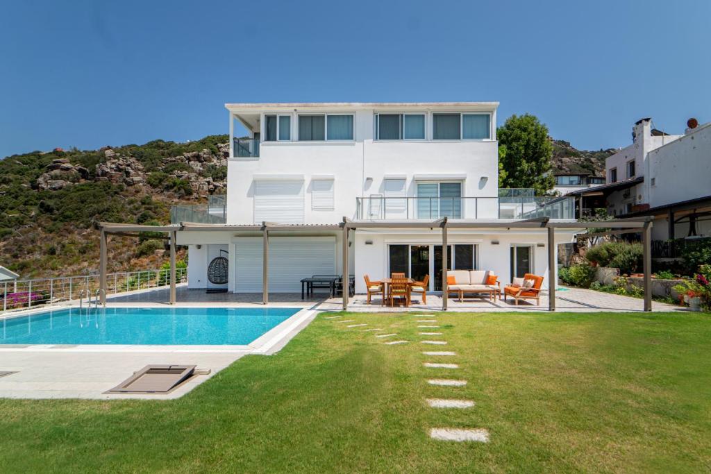 Villa w Pool Garden Patio 1 min to Beach in Bodrum