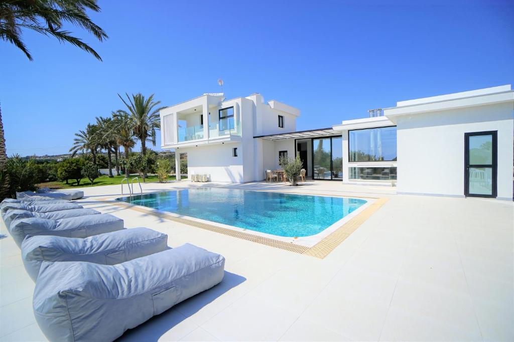 Luxury 4 Bedroom Oasis Villa