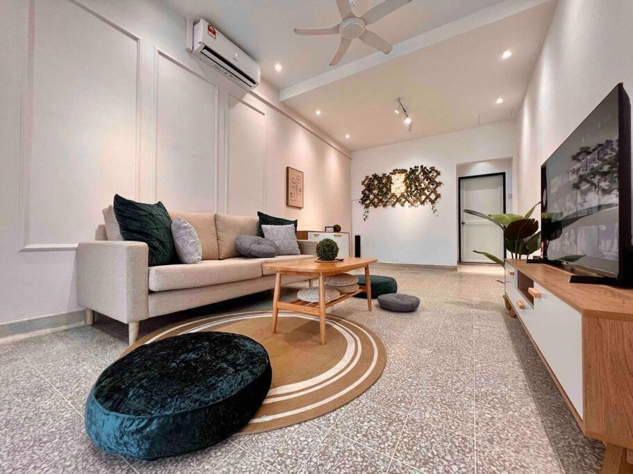 Petaling Jaya SS2 Whole House for up to 12 Pax with Netflix
