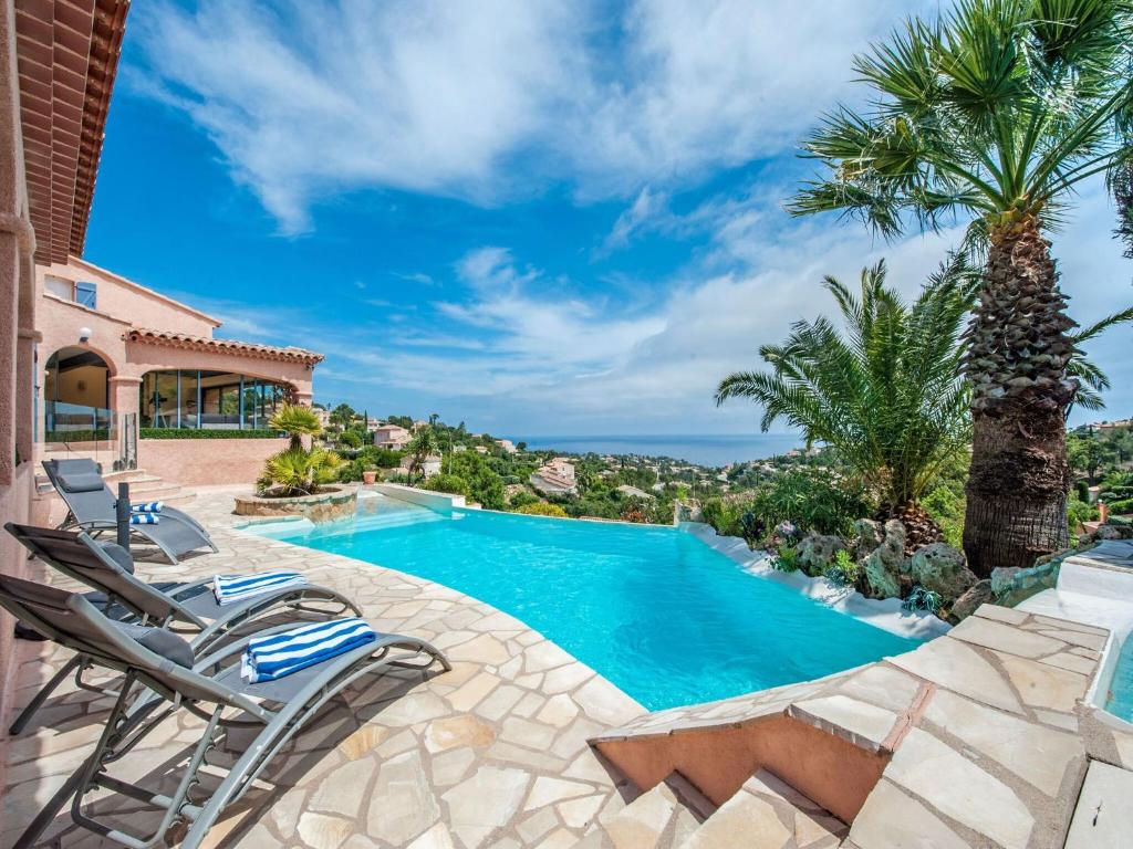 Luxurious Villa in Les Issambres with swimming pool and Sauna