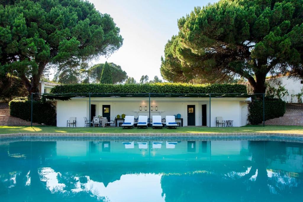 House with pool and elegant garden in Estoril