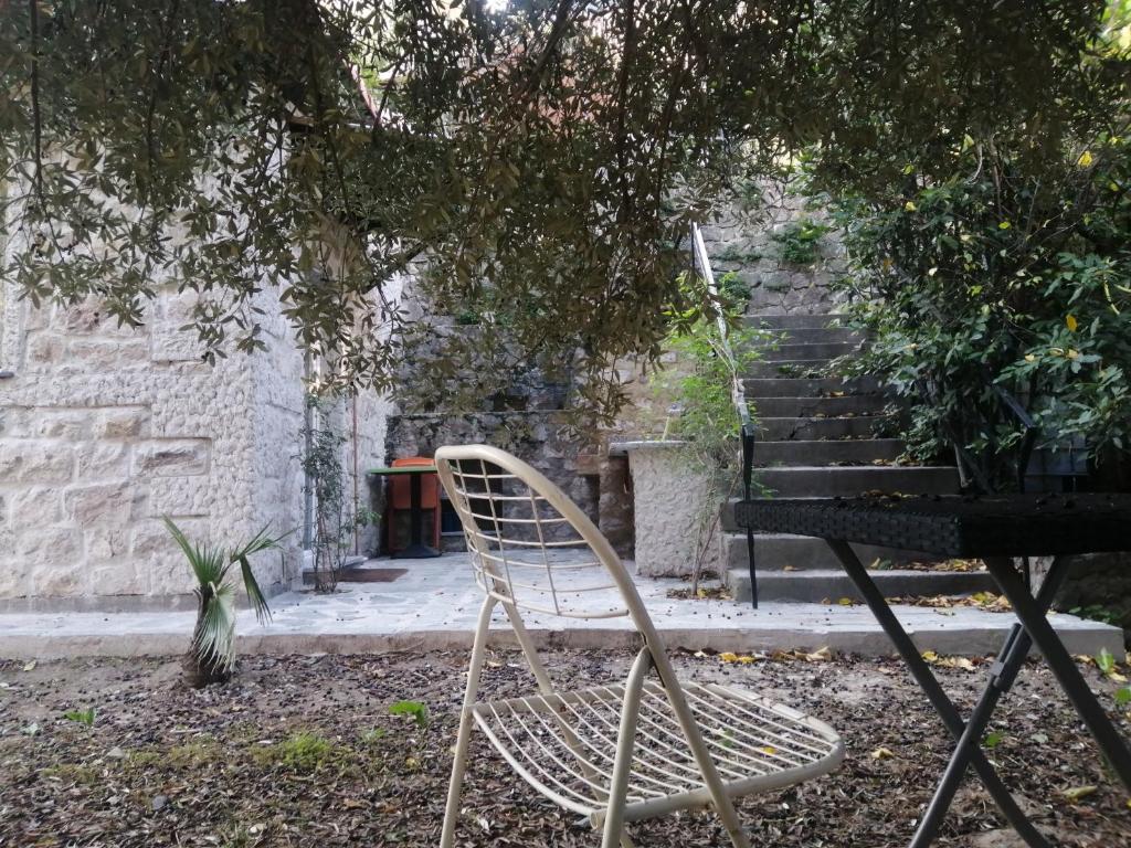 Emplacement idéal pour cette Maisonnette avec jardin et cuisine d'été