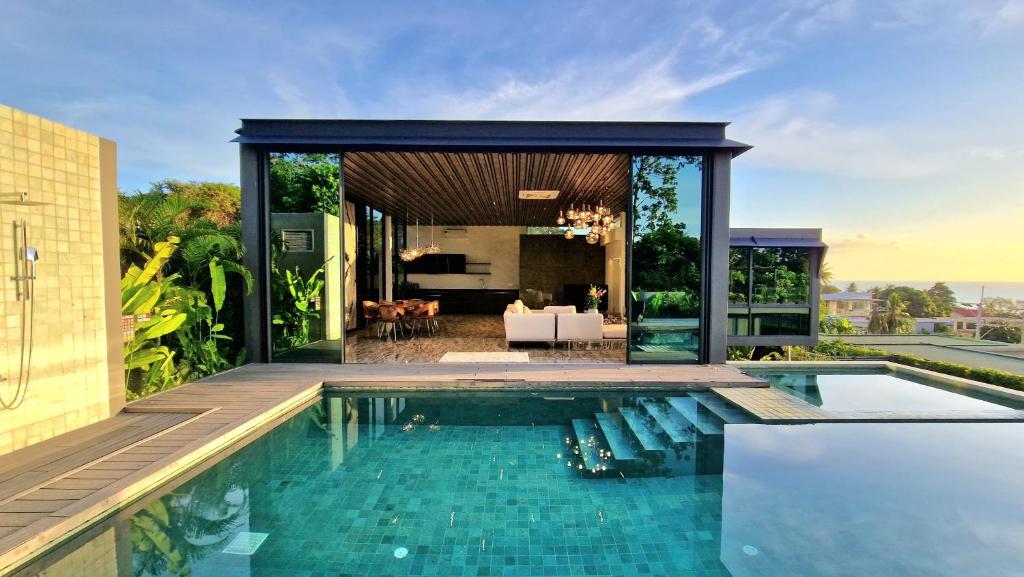 Villa Obsidian, with staff, sea view and walk to Choeng Mon beach