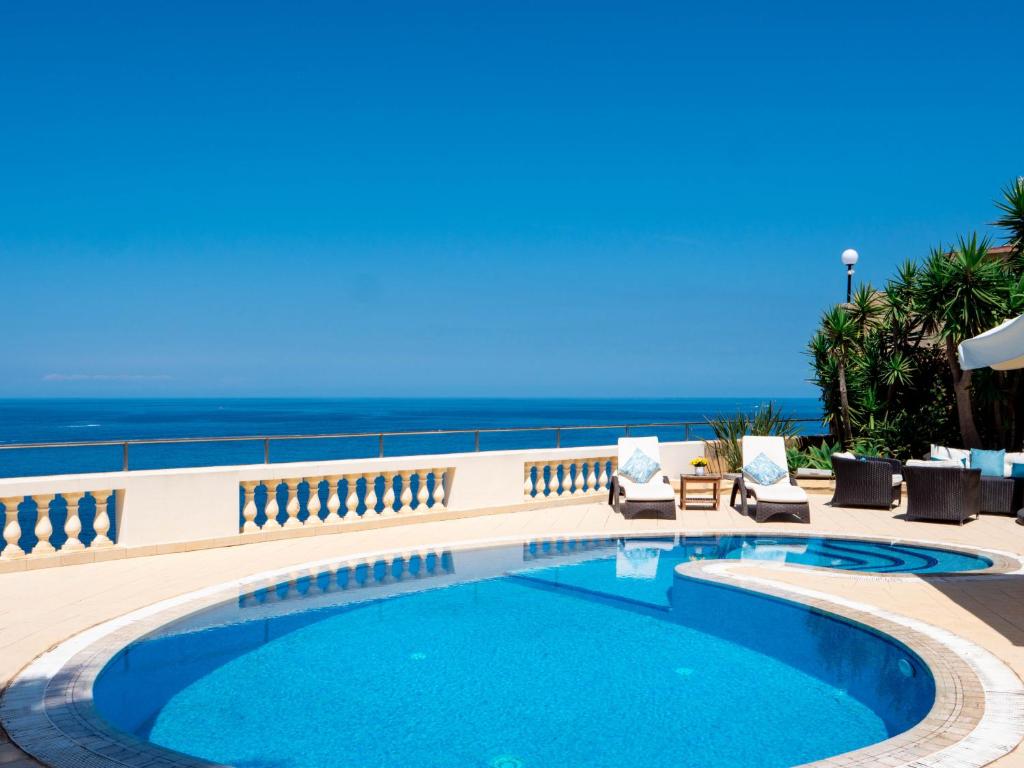 Villa Palma - Sunset Sea Views with Pool, Heated Jacuzzi and Sauna