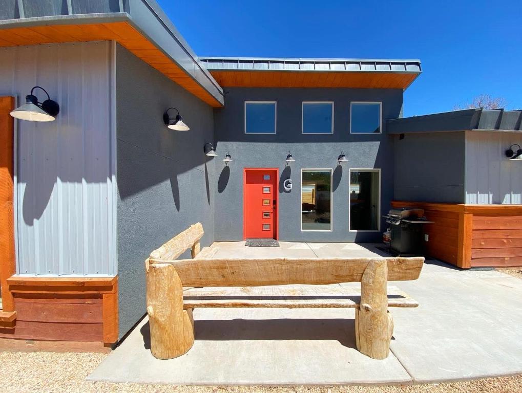 Timber & Tin G 2Bed 2Bath w Pool & Rooftop Deck