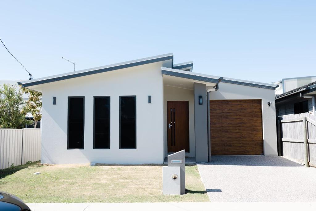New Home close to Airport hospital Coles & Resto