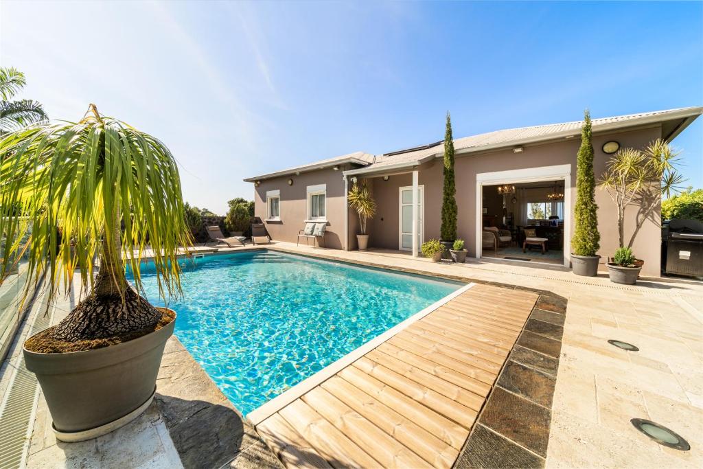 Villa avec piscine vue mer et montagne au milieu des chevaux