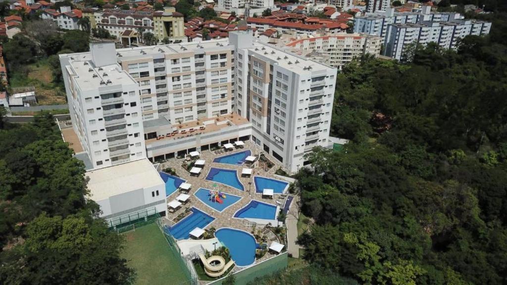 Temporada Resort Park Veredas com rio quente ao fundo