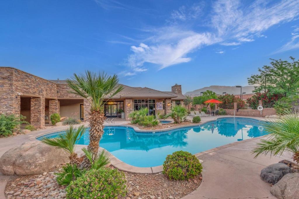Coral Springs Resort H2 Brand New Home, Community Pool, Outdoor Fireplace, and Near Sand Hollow