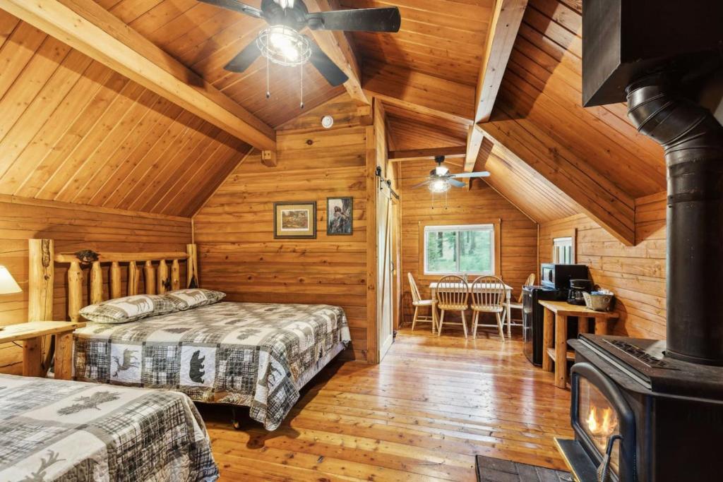 Lost Horse Lodge Double Queen Cabin 16 - PetsOK