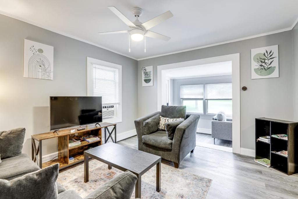 Easthampton Apartment Near Breweries and Rail Trail!