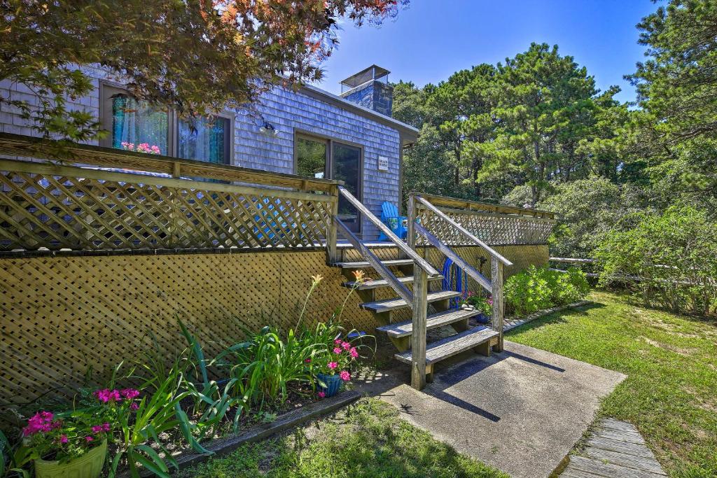 Coastal Wellfleet Cottage Walk to Chipmans Cove!