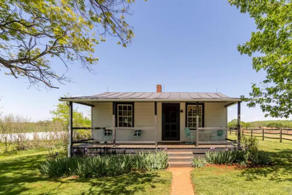 Bloomingdale Honeymoon Cabin w/Mountain/Barn Views