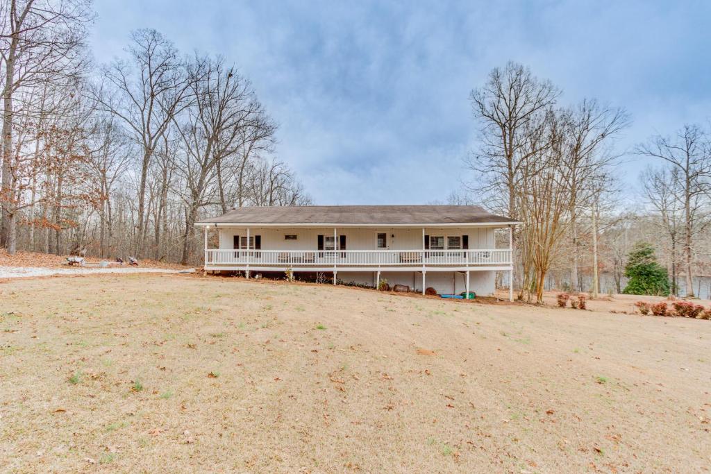 Pet-Friendly Lakefront Home 14 Mi to UGA!